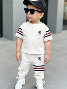 SHEIN Bộ đồ thể thao rộng rãi thoải mái 2 món cho bé trai, gồm áo thun ngắn tay và quần dài, họa tiết sọc và logo ngựa cổ điển, thích hợp cho mùa xuân/hè. - Nhiều màu - Xem 1