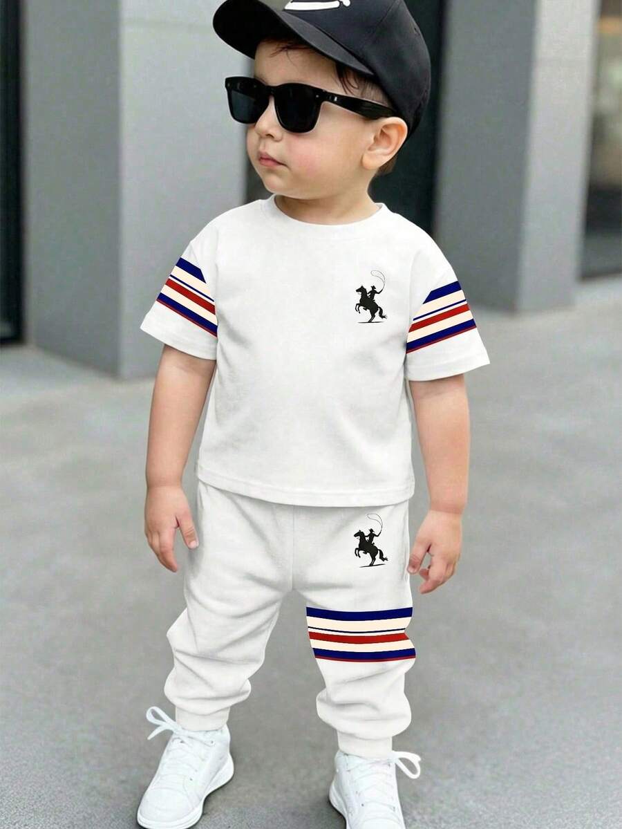 SHEIN Bộ đồ thể thao rộng rãi thoải mái 2 món cho bé trai, gồm áo thun ngắn tay và quần dài, họa tiết sọc và logo ngựa cổ điển, thích hợp cho mùa xuân/hè. - Nhiều màu - Xem 1