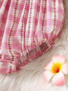 SHEIN بدلة بنات رضع 1 قطعة من عمر شهر إلى 3 سنوات، طراز صيفي أنيق وجذاب، بطبعات زهور وخطوط متقاطعة، بدون أكمام - وردي - مشاهدة 4