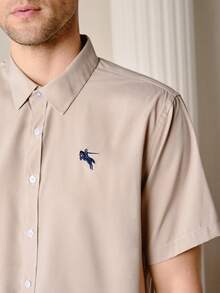 VeloEdit 宽松版型男士前扣短袖印花休闲衬衫，日常穿着，复古风格 - 卡其色 - 查看 9