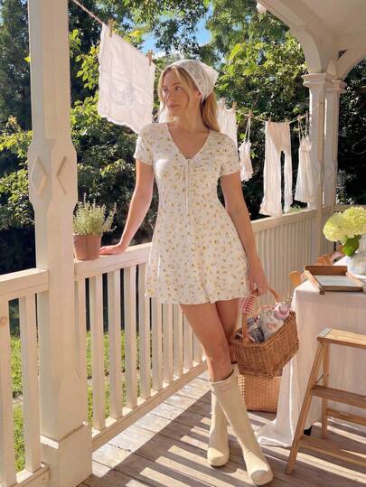 CovetEZ Đầm ngắn tay in hoa, thắt nơ phía trước, kiểu dáng đi nghỉ mát dành cho nữ.