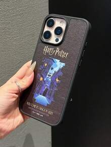 HARRY POTTER X SHEIN 这款哈利波特卡通图案二合一手机壳采用TPU+PC材质，兼具防震磨砂质感和皮革纹理，可有效防止手汗。精致的心形图案能有效保护您的苹果14/15和16/17 Pro Max手机。 - 彩色 - 查看 3
