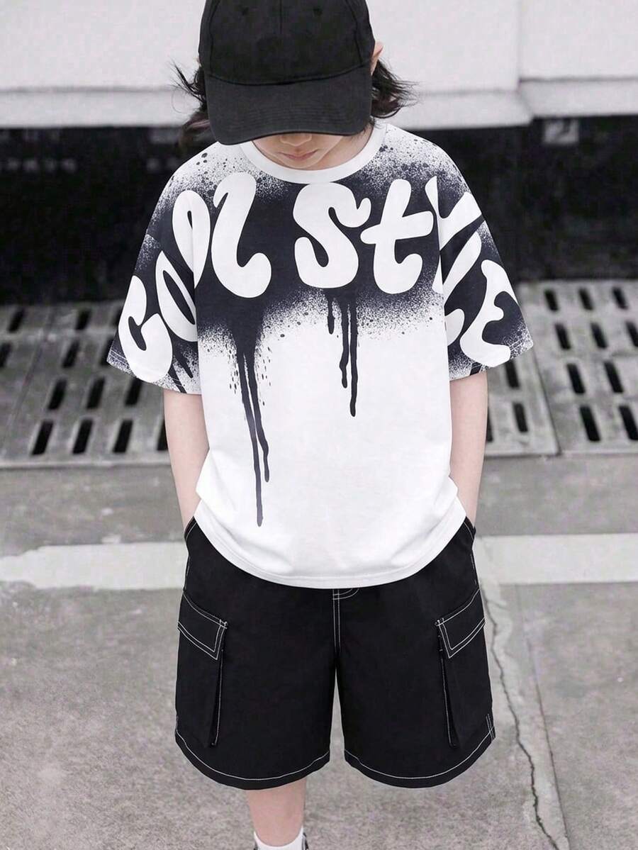 SHEIN 两件套男童舒适宽松圆领泼墨字母图案圆领短袖T恤搭配撞色滚边工装短裤,适合夏季休闲、运动、度假、派对、上学、时尚街头风格。 - 黑色 - 查看 1