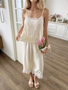 Snug Reverie Bộ đồ ngủ nữ gồm áo hai dây phối ren và quần lửng 3/4, thiết kế viền ren đôi. - Màu be - Xem 1