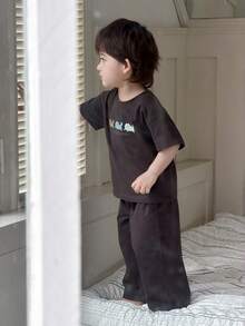 DAZY 2件套幼儿男童休闲卡通印花短袖T恤和裤子家居服套装 - 深灰色 - 查看 4