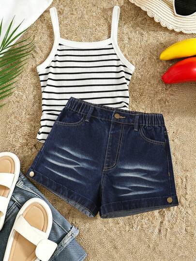少女牛仔短裤，夏季畅销款，中蓝色牛仔布，Y2K学院风，休闲街头时尚，宽松直筒裤型，舒适棉质牛仔面料，卷边装饰，做旧细节，适合日常穿着、上学、聚会、旅行、返校季，新品上市