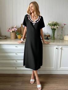 Snug Reverie Camisón de mujer de manga corta con recorte de encaje, cuello cuadrado, detalles de botones y decoración floral bordada - Negro - Ver 5