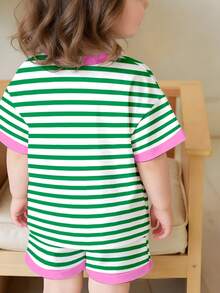SHEIN Conjunto casual folgado de duas peças com estampa gráfica retrô em blocos de cores para bebês meninas, em verde e rosa vibrantes, ideal para passeios de verão, estilo coreano, confortável e estiloso, Y2K, kawaii, perfeito para festas, uso diário, férias, fofo, confortável, verão 2026, cottagecore, casual de fim de semana, passeio em família, ensaio fotográfico, look descontraído, blusas estampadas para bebês e meninas. - Multicolorido - Ver 4