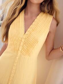 MOTF PREMIUM Đầm nữ không tay cổ chữ V, dài ngang gối, chất liệu 100% linen, thích hợp cho hẹn hò và nghỉ dưỡng. - Màu vàng - Xem 2