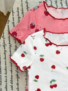 SHEIN LMoss Kids 女嬰可愛卡通櫻桃草莓圖案荷葉邊圓領短袖長褲休閒舒適針織睡衣套裝 嬰兒女童幼童夏季套裝 中性款 育兒粉色與白色 - 彩色 - 查看 5