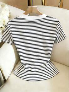 Elenzga Nueva camiseta casual elegante de manga corta con cuello en V acanalado, diseño de falso pliegue y ajuste ceñido para mujeres jóvenes - Blanco y Negro - Ver 2