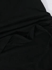 Áo thun ngắn tay bất đối xứng nhiều màu sắc dành cho nữ tuổi teen, cổ lệch, eo nhún và khóa kim loại, thích hợp mặc vào mùa xuân/hè. Thiết kế cổ lệch độc đáo, eo nhún, điểm nhấn khóa kim loại, thể hiện phong cách cá tính, phù hợp cho mặc hàng ngày, dự tiệc, đi học và các dịp khác. - Đen và trắng - Xem 4