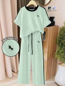 Everyssa 2件套女士时尚圆领刺绣印花撞色滚边T恤，休闲弹力腰斜插口袋刺绣阔腿裤套装 - 彩色 - 查看 3