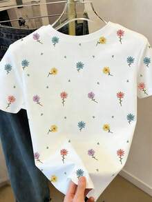 SHEIN 年轻女孩休闲舒适时尚简约创意可爱雏菊印花短袖T恤，全身印花，适合春夏日常穿着。 - 彩色 - 查看 2