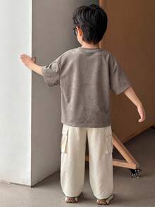 SHEIN 2件套男童简约小写字母撞色纹理深灰色短袖T恤搭配乳白色工装裤套装，休闲学院风，舒适时尚，简约实用，面料柔软百搭，适合日常穿着，适合上学，适合旅行，适合户外运动，适合春、夏、秋、冬四季，基础款AU夏季穿搭，实用时尚。 - 灰色 - 查看 3