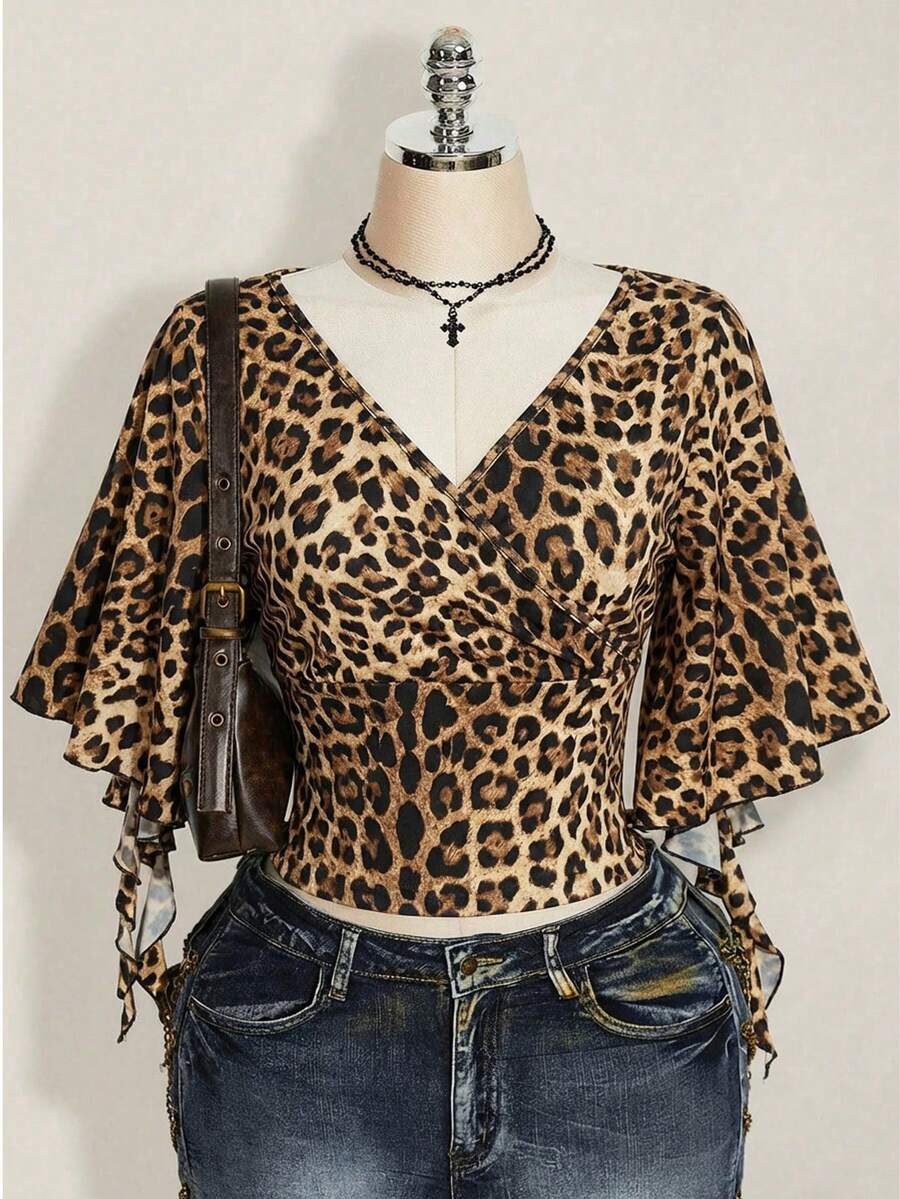 SHEIN ICON Maglietta aderente nera con scollo a V, maniche a volant, stampa leopardata, stile retrò elegante e sexy, urban modern, casual, Y2K millennium, taglie comode per donna - Multicolore - Visualizzare 1