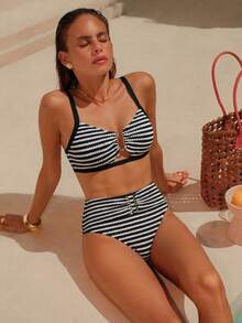 Swim Chiccia 2026春夏棕色加粗肩带可调节后背金色U型装饰高腰荷叶边设计女士优雅比基尼泳装两件套 女士两件套泳装 高腰泳装套装 高腰比基尼套装 条纹比基尼 收腹泳装两件套 - 黑與白 - 查看 5