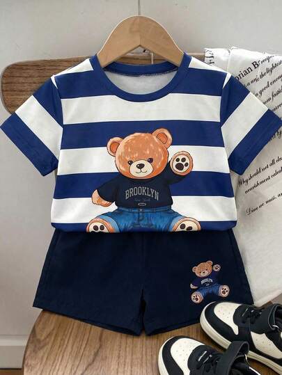SHEIN Bộ 2 món đồ chơi trẻ em in hình gấu dễ thương, kiểu dáng thường ngày, gồm áo thun ngắn tay kẻ sọc đơn giản và quần short cạp chun, thích hợp cho trẻ em mặc đi học, dự tiệc sinh nhật, biểu diễn, đám cưới, mặc hàng ngày, mùa xuân, mùa hè, mùa thu.