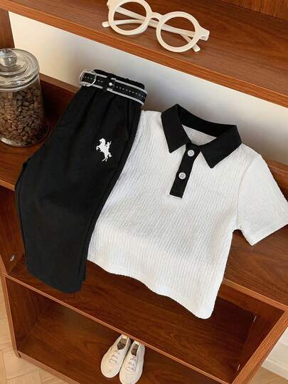SHEIN 男婴休闲学院风马图案撞色Polo衫套装，包括T恤衫和白色长裤，配有腰带，适合春夏季节、生日派对、晚宴、演出、婚礼、迎婴派对、一周岁生日庆祝等场合。
