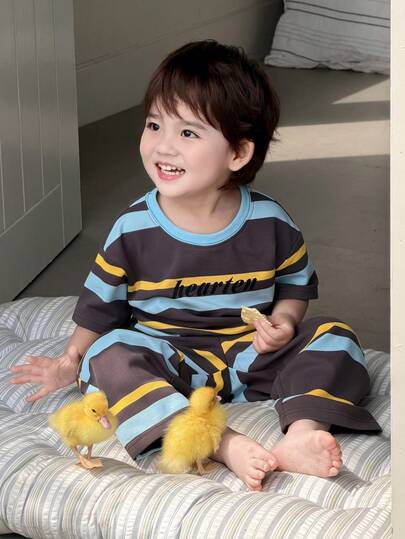 DAZY Áo thun ngắn tay cổ tròn kẻ sọc và đồ mặc nhà thoải mái cho bé trai.