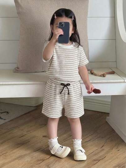 SHEIN 2 st babyflicka småbarn/nyfödd 0-3 år casual vardaglig korvhund grafisk t-shirt med rund hals + rosa randiga shorts set, vår/sommar