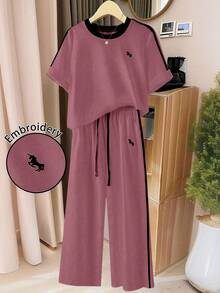 Set de 2 piezas de mujer con camiseta de cuello redondo con bordado y estampado, y pantalones anchos de cintura elástica con bolsillos laterales y bordado - Multicolor - Ver 4
