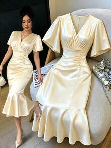 Elenzga 女士纯色V领褶皱休闲简约中长连衣裙，适合派对和外出穿着 - 杏色 - 查看 1
