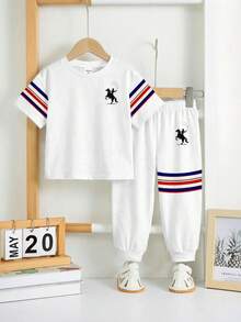 SHEIN Bộ đồ thể thao rộng rãi thoải mái 2 món cho bé trai, gồm áo thun ngắn tay và quần dài, họa tiết sọc và logo ngựa cổ điển, thích hợp cho mùa xuân/hè. - Nhiều màu - Xem 5