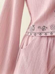 Set de 2 piezas: Top de manga larga con cuello en V bordado y detalle de torsión en color albaricoque claro, y shorts con bolsillos en diagonal - Rosa Pálido - Ver 6