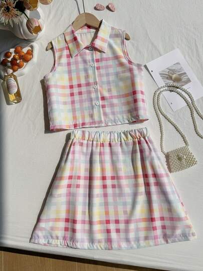 SHEIN 这款女童休闲背心套装包含一件翻领衬衫、一件无袖背心和一条配套半身裙。采用经典彩色格纹精梳弹力面料，色彩清新，裙摆宽松自然。适合日常穿着、外出、聚会、旅行等各种场合，是一款高品质、百搭的夏季单品。