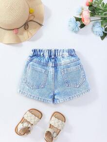 SHEIN Playful Pals 女婴牛仔短裙，夏季新品，休闲可爱，浅蓝色牛仔布，松紧腰不对称裹身设计配蝴蝶结，宽松A字廓形，柔软棉质牛仔面料，适合日常穿着、度假、外出、派对等场合。 - 淺色水洗藍 - 查看 3