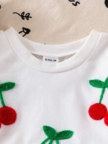 SHEIN Playful Pals 米色针织圆领短袖樱桃刺绣T恤搭配红色百褶裙套装，夏季女童时尚休闲T恤套装 - 白色 - 查看 7