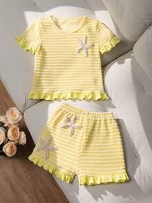 SHEIN Set de 2 piezas para niñas (talla grande) - Conjunto de camiseta, diseño europeo lindo con rayas de punto, decoración de estrella de mar, volantes en el bajo, cuello redondo, manga corta y pantalones cortos sueltos, adecuado para salidas diarias, fiestas y actividades al aire libre en verano - Amarillo - Ver 4