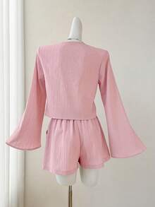 Set de 2 piezas: Top de manga larga con cuello en V bordado y detalle de torsión en color albaricoque claro, y shorts con bolsillos en diagonal - Rosa Pálido - Ver 3