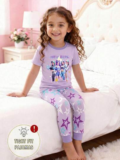 Conjunto de pijama de 2 piezas para niñas pequeñas con parte superior de cuello redondo morada con estampado de niña de dibujos animados y patrón Kpop, emparejada con leggings morados con estampado de estrellas de colores en contraste, de tela de punto elástica de ajuste ceñido de manga corta y pantalones.