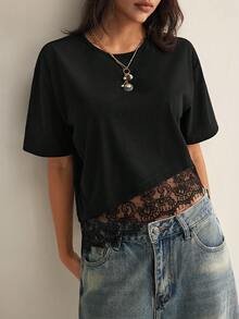 Easelle Áo thun nữ màu đen dệt kim viền ren, vạt áo bất đối xứng - màu đen - Xem 1