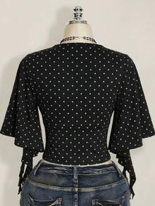 SHEIN ICON Áo thun nữ cỡ lớn kiểu retro thanh lịch, cá tính, gợi cảm, hiện đại, họa tiết chấm bi đen trắng, cổ chữ V, tay bồng, phong cách Y2K, ôm sát, đa năng, phù hợp cho các lễ hội âm nhạc. - Nhiều màu - Xem 2