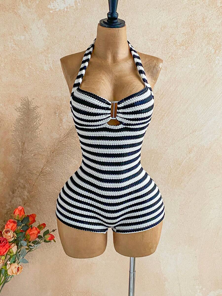SHEIN WYWH Bộ áo liền quần cổ yếm kẻ sọc dành cho nữ, thích hợp cho kỳ nghỉ hè, với chi tiết vòng kim loại. - Đen và trắng - Xem 1