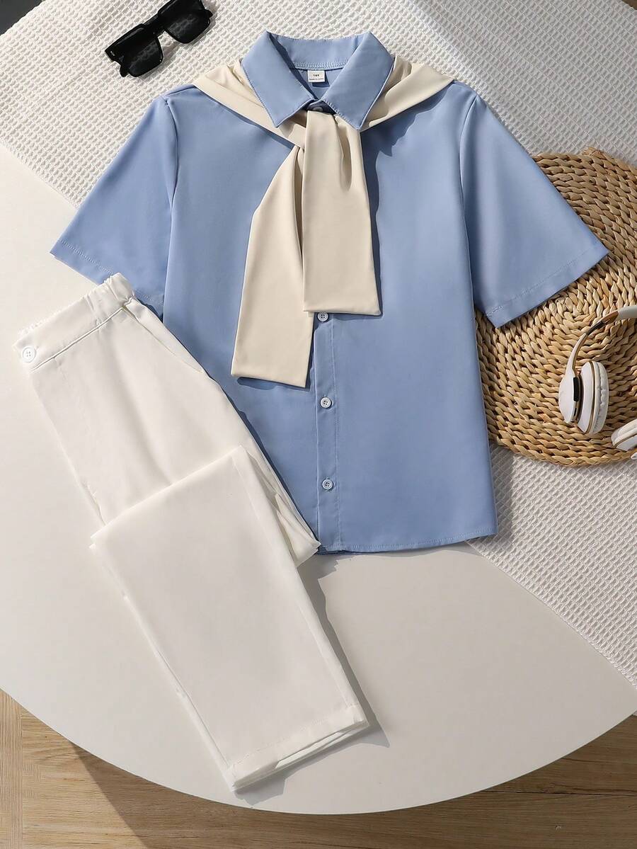 SHEIN Bộ trang phục lịch lãm 3 món dành cho thiếu niên nam, bao gồm áo sơ mi ve áo màu xanh navy, quần tây trắng và khăn choàng màu be. Phù hợp cho nhiều dịp như trang trọng, công sở, thường ngày, dự tiệc, sinh nhật, phong cách tối giản thanh lịch. - Nhiều màu - Xem 1