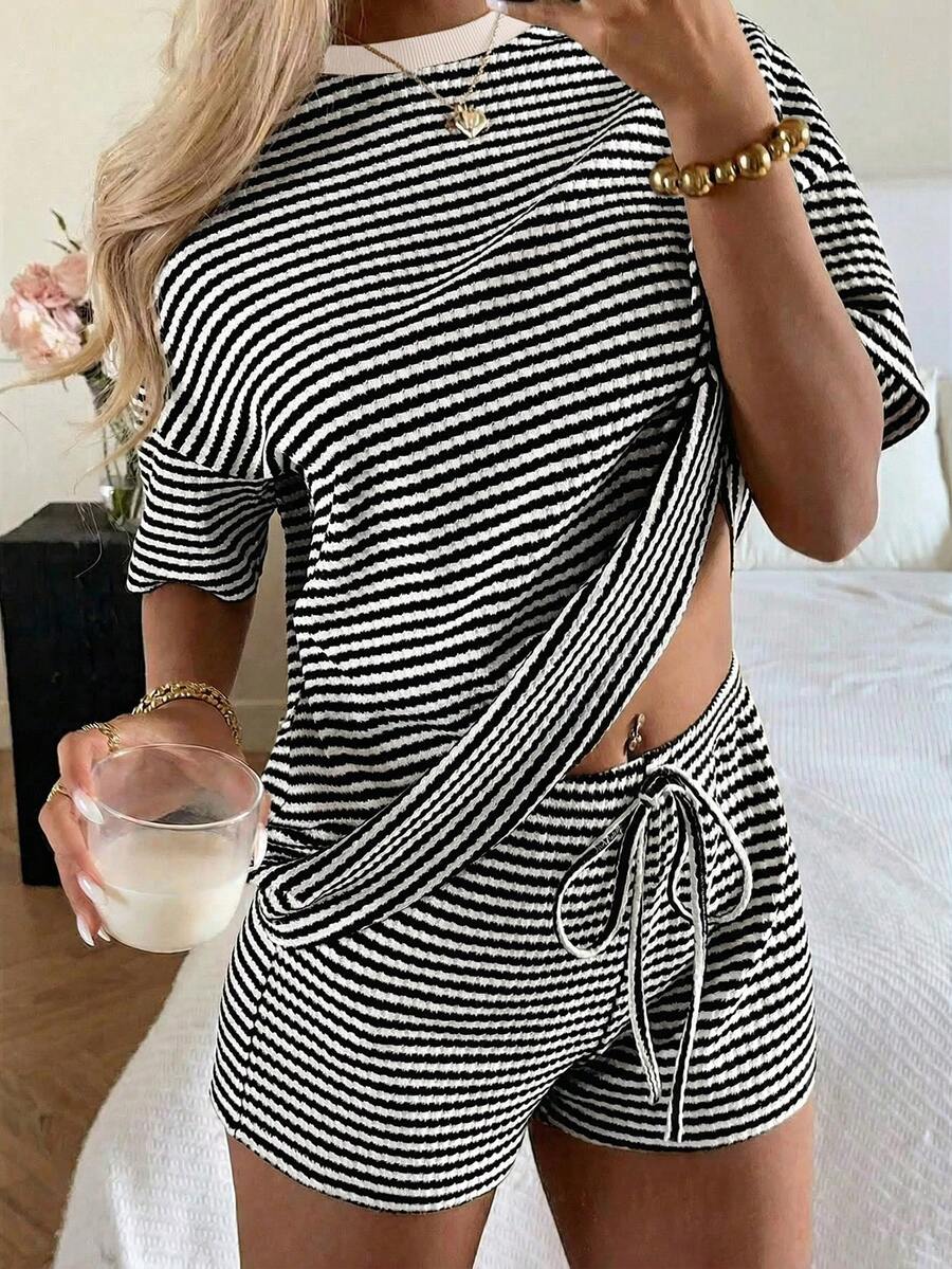 SHEIN EZwear Bộ đồ thường ngày gồm áo thun ngắn tay cổ tròn in sọc đen và quần short. - màu đen - Xem 1
