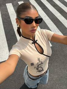 SHEIN EZwear 短袖高领T恤，现代新款中国风，纽扣装饰，龙纹印花，修身舒适，复古Y2K街头风，杏色中国传统上衣，龙纹印花上衣，纹身衬衫，女式短袖T恤，性感女士上衣，夏季上衣，定制上衣，女式短袖上衣，旗袍上衣 - 彩色 - 查看 3