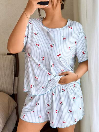 Napfluff CURVE Napfluff CURVE Bộ đồ ngủ nữ cỡ lớn gồm áo tay ngắn và quần short dệt kim gân màu xanh sọc ngang, viền bèo nhún, họa tiết quả anh đào, kiểu dáng thường ngày và lãng mạn.