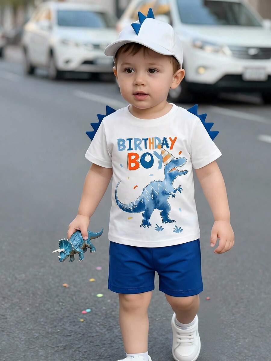 SHEIN Playful Pals Conjunto de camiseta e shorts com estampa de dinossauro 3D e chifre para aniversário infantil (2 peças), ideal para fotos de aniversário e para a primavera/verão. - Multicolorido - Ver 1