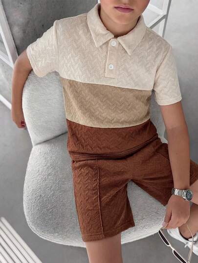 SHEIN Áo polo dáng tối giản, chất liệu vải có họa tiết, màu kaki phối màu, dành cho bé trai tuổi teen, phong cách thường ngày thoải mái và thời trang, chất vải mềm mại, phù hợp cho mặc hàng ngày, du lịch, hoạt động ngoài trời, tiệc tùng, kỳ nghỉ hè ở bãi biển, mùa xuân/hè.