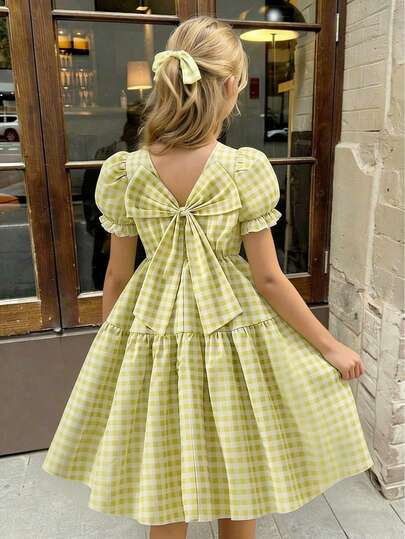 SHEIN Chiếc váy này được thiết kế dành cho các bé gái lớn tuổi hơn, được làm từ vải in kỹ thuật số. Váy có tay ngắn, cổ chữ V sâu, lưng hở và được trang trí bằng hình bướm. Với kiểu dáng chữ A, chiếc váy thanh lịch và nữ tính, là trang phục lý tưởng cho các bé gái mặc đi dự tiệc và các buổi tụ họp vào mùa hè.