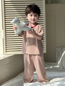 DAZY Bộ đồ ngủ cho bé trai, gồm áo thun dài tay cổ tròn kẻ sọc và quần dài. - màu xanh lá - Xem 7