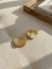 Resyla 1 对夸张金属不对称螺旋条纹环状耳环，适合女性日常佩戴 - 金色 - 查看 4