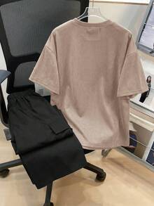 SHEIN 男童简约小写字母撞色纹理深灰色短袖T恤搭配乳白色工装裤套装，休闲学院风，舒适时尚，简约实用，百搭柔软面料，适合日常穿着，适合上学，适合旅行，适合户外运动，适合春、夏、秋、冬四季。韩版男童服装，宽松男童街头风，宽松男童服装，宽松T恤，男童T恤，宽松T恤，肥大T恤。 - 彩色 - 查看 2