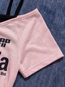 SHEIN 这款少女撞色露肩印花短袖T恤采用二合一设计，外层为粉色露肩设计，内层为黑色吊带，融合了美式运动风和度假氛围。黑色下摆饰边增添层次感，采用弹力针织面料，兼具Y2K酷炫风格和休闲活力，适合夏季郊游、音乐节和休闲派对等场合。 - 粉色 - 查看 3