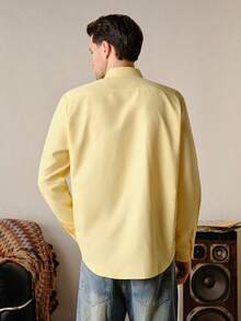 VeloEdit Kemeja Formal Pria Lengan Panjang Warna Kuning untuk Bisnis dan Perjalanan, Bahan Kain, Kancing Depan, Potongan Reguler, Gaya Klasik, Kerah Polos & Model Boyfriend. - Kuning - View 2